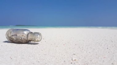 Gündüz vakti plaj tarafında. Endonezya 'nın Idyllic doğası.