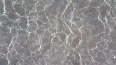 Kıyıda kristal deniz suyu. Bali 'nin tropikal doğası.