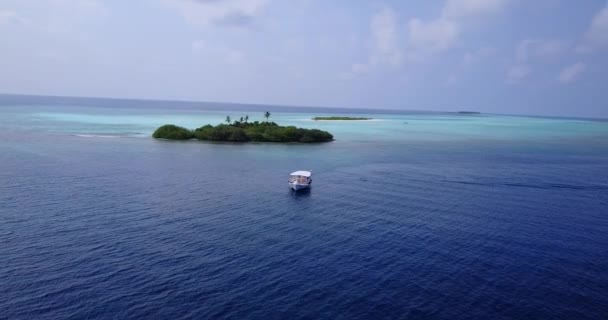 青い海を漂う豪華なヨット ボラのエキゾチックな自然 フランス領ポリネシア — ストック動画