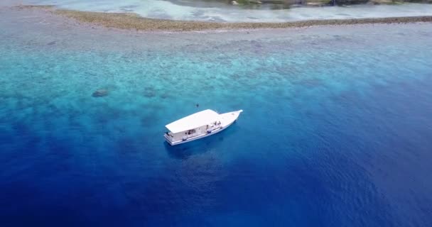 浅い水で白いヨット インドネシアのバリの夏の風景 — ストック動画