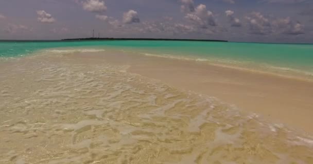 明確な波を移動するビーチの近くのビュー ボラの熱帯の楽園 フランス領ポリネシア — ストック動画