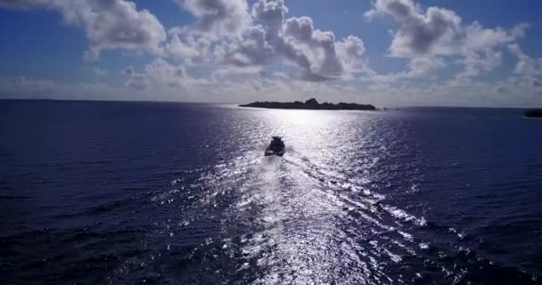 Łódź Płynie Niebieskim Morzem Sezon Wakacyjny Bali Indonezja — Wideo stockowe