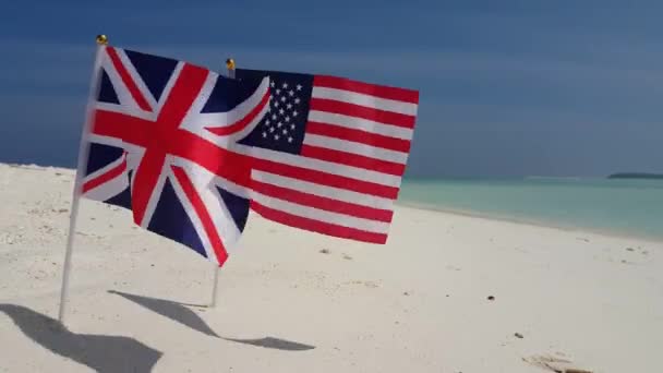 Bandeiras Reino Unido Dos Eua Acenando Praia Férias Exóticas Maldivas — Vídeo de Stock