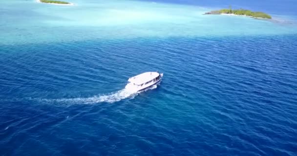 Λευκό Γιοτ Κινείται Μπλε Θάλασσα Ταξιδεύοντας Στο Μπαλί Ινδονησία — Αρχείο Βίντεο