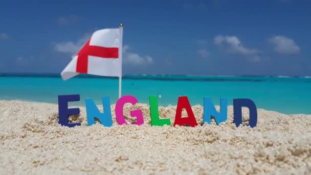 England Text Med Vitt Och Rött Kors Viftande Flagga Stranden — Stockvideo