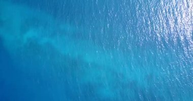 Dalgalı deniz suyu. Bali 'nin tropikal doğası.