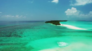 Adanın yakınında parlak turkuaz deniz manzarası. Bali 'nin Idyllic doğası.