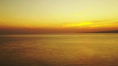 Deniz kenarında altın saat. Bali 'nin tropikal doğası.