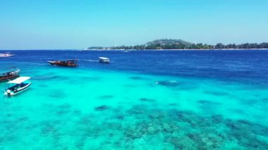 Ada deniz manzarasını gözlemliyorum. Bali 'nin tropikal doğası.