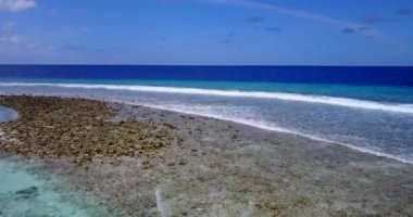 Adadaki kristal su. Bali 'de Tatil.