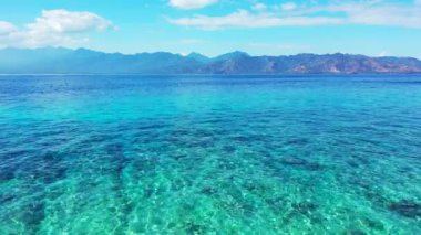 Parlak deniz manzarası. Bora Bora 'nın egzotik doğası, Fransız Polinezyası. 