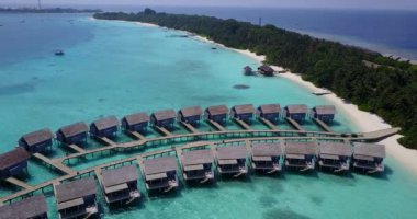 Tropik ada boyunca konforlu ahşap bungalovlar. Endonezya, Bali 'deki Doğa Manzarası.  