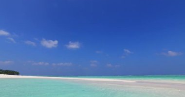 Açık ve sığ deniz suyuyla kıyı şeridi. Barbados, Karayiplerin güneşli doğası.