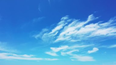 Beyaz kabarık bulutlu mavi gökyüzü. Endonezya 'nın Idyllic doğası.