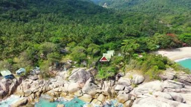Dağlardaki kayalık sahil kıyısı. Tayland 'da egzotik tatil. 