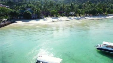 Yeşil dağların kıyısında. Tayland 'da egzotik tatil. 