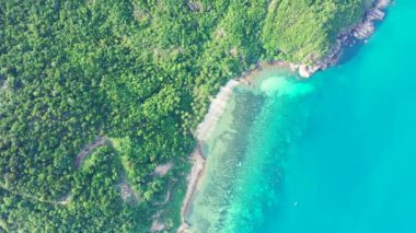 Rocky Adası gündüz kuşağı sahnesi. Endonezya, Bali 'ye yaz yolculuğu.