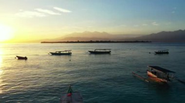 Deniz kenarında manyetik gün batımı. Endonezya, Bali 'ye yaz yolculuğu.