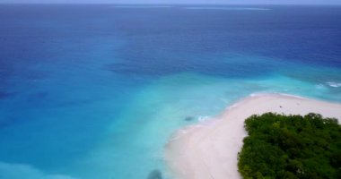 İnsansız hava aracı tropikal deniz kıyısında uçuyor. Bali, Endonezya 'da egzotik tatil.