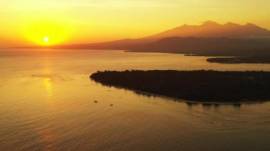 Denizde alacakaranlık. Bali 'nin tropikal doğası.