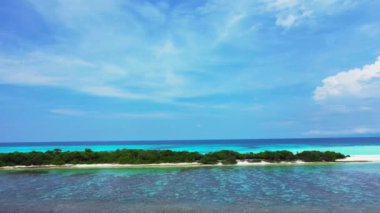 Parlak deniz manzarası. Bora Bora 'daki tropik cennet, Fransız Polinezyası.