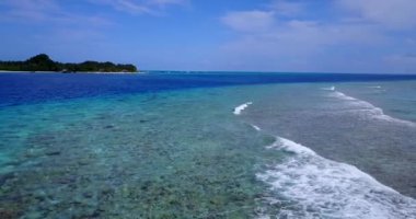 Yumuşak güneşli deniz manzarası. Bora Bora 'daki tropik cennet, Fransız Polinezyası.