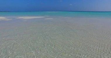 Deniz kenarında sığ su. Bora Bora 'daki tropik cennet, Fransız Polinezyası.