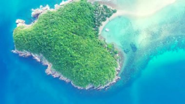 Gündüz vakti hava manzaralı bir deniz bandı. Tayland yaz gezisi.