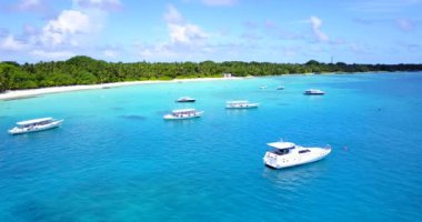 Ada deniz manzarasını gözlemliyorum. Bali 'nin tropikal doğası.