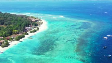 Sıcak, güneşli bir günde manzaralı deniz manzarası. Tayland 'a yaz yolculuğu.