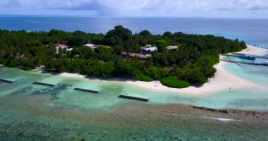 Deniz yolculuğu sırasında tepeden görülen tropikal bir ada. Antigua 'ya yaz yolculuğu.