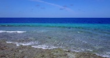 Gündüzleri sakin bir deniz. Bali 'nin güneşli yaz doğası.