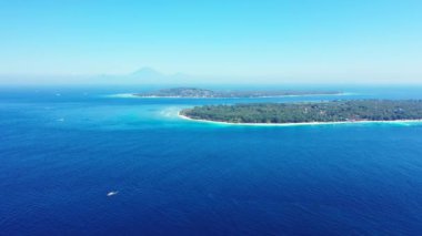 Mavi deniz manzaralı. Bora Bora 'daki tropik cennet, Fransız Polinezyası.