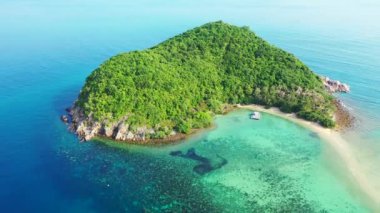 Vahşi deniz manzarası var. Bali 'nin tropikal doğası.