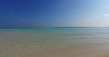 Sahildeki dalgalı suyun yakın görüntüsü. Antigua 'ya yaz yolculuğu.