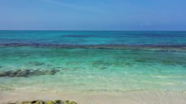 Kayalık dibi olan şeffaf deniz suyu. Bali 'de Tatil.