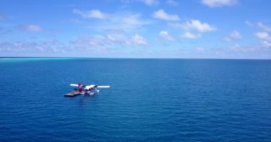 Mavi denizde su uçağı. Bali 'nin tropikal doğası.