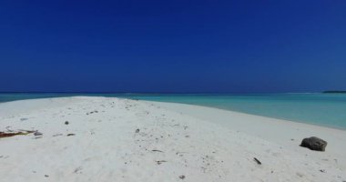 Kumsalda şeffaf su. Bora Bora 'daki tropik cennet, Fransız Polinezyası.