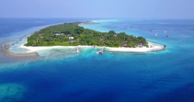 İnsansız hava aracından adanın üst görüntüsü. Bali 'nin tropikal doğası.