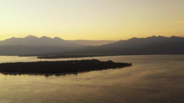 Deniz kenarında alacakaranlık vakti. Tayland 'a yaz yolculuğu.