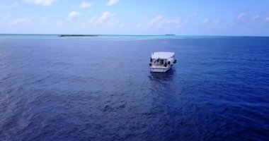 Mavi denizde beyaz bir yat. Bali 'nin tropikal doğası.