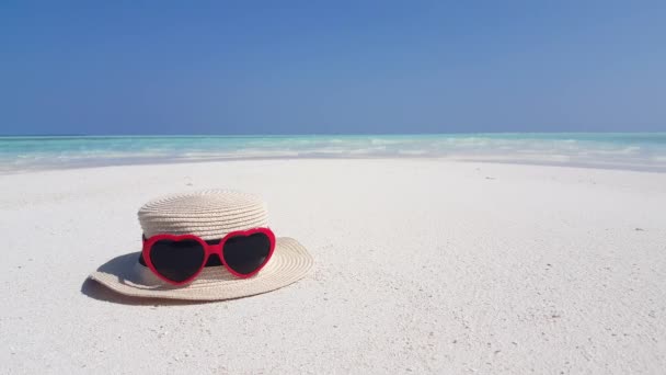 沙滩上的太阳镜巴厘的假期 — 图库视频影像