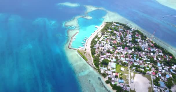 Eiland Met Kleine Gebouwen Gezien Vanaf Drone Zomer Reis Naar — Stockvideo