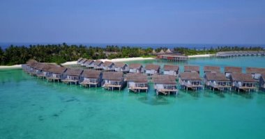 Adada bir sürü bungalov var. Bali 'de deniz manzarası. 