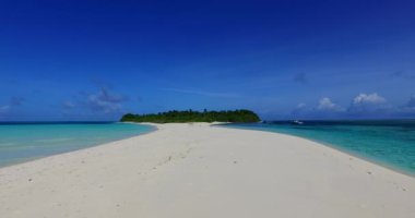 Adaya giden kum yolu. Endonezya, Gili Trawangan 'da yaz sahnesi.