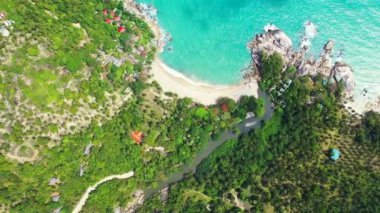 Sahil şeridi yukarıdan görülüyor. Endonezya, Bali 'de yaz tatili.  