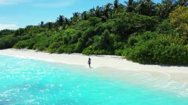 Kumsalda yürüyen güzel bir kadın. Maldivler 'de yaz tatili.