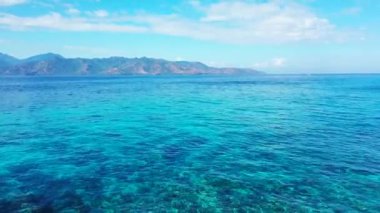 Dağların arka planında canlı bir deniz manzarası. Barbados, Karayiplere Seyahat.