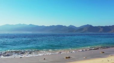 Şeffaf dalgalı deniz suyu ve beyaz kumsal. Malezya adalarına seyahat.