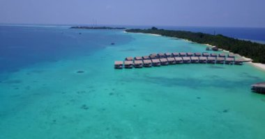 Lüks bungalovları olan tropik bir ada. Dominik Cumhuriyeti, Karayipler 'in şaşırtıcı doğası.